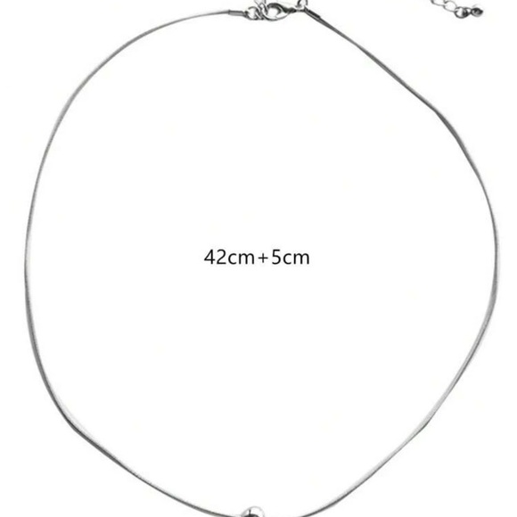 - Gorgeous modern necklace - Picture 5 of 6